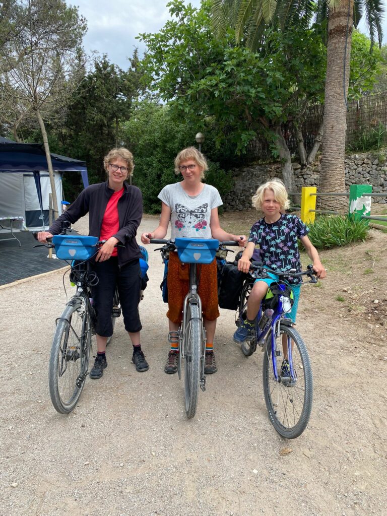 Vlnr: Laura, Bregje en Merijn op hun fietsen om de EV8 tussen Valencia en Girona in Spanje te fietsen.
