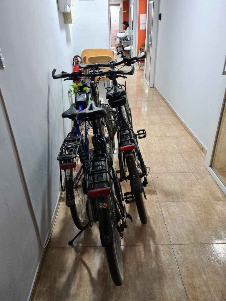 3 fietsen in de hal van een hostel in Barcelona | EV8 naar Barcelona.