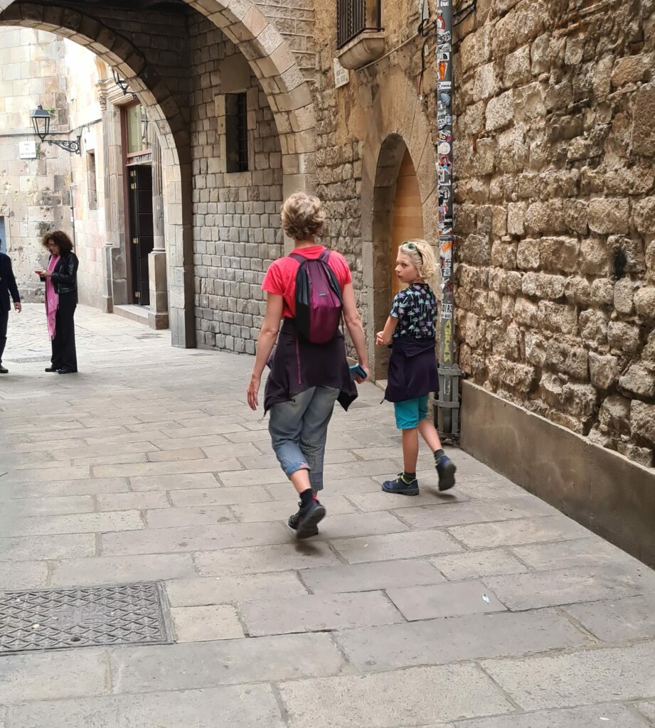 Laura en Merijn lopen door het historische centrum van Barcelona.