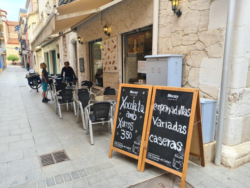 Tijdens etappe 9 vinden we in Calella een café met churro's | Fietsmagie
