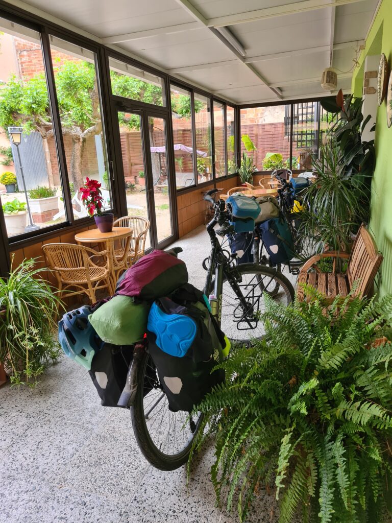 De fietsen staan geparkeerd in de serre van het hotel. Etappe 9 van onze EV8 fietstocht zit erop | Fietsmagie