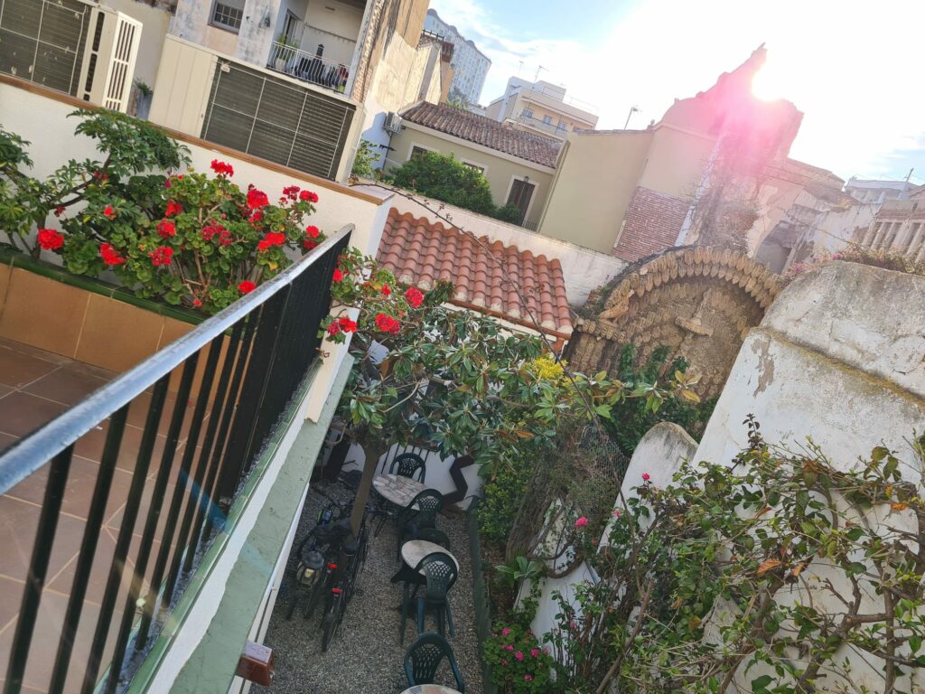 Fietsen in de tuin van hotel Mitus in Canet de Mar | EV8 Valencia - Girona, etappe 8