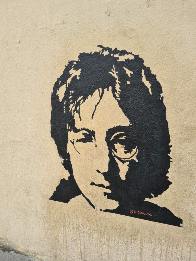 Muurschildering van John Lennon op Plaça de John Lennon in Barcelona | EV8 Valencia - Girona, etappe 8