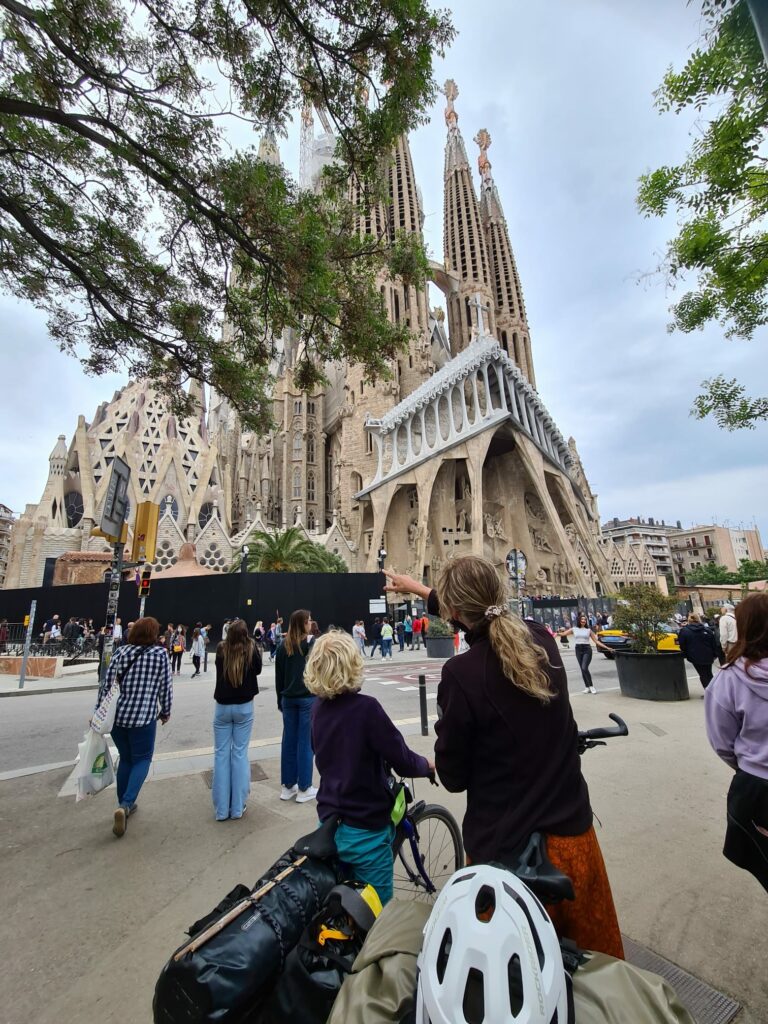 2 fietsers bij de Sagrada Familia in Barcelona | EV8 Valencia - Girona, etappe 8
