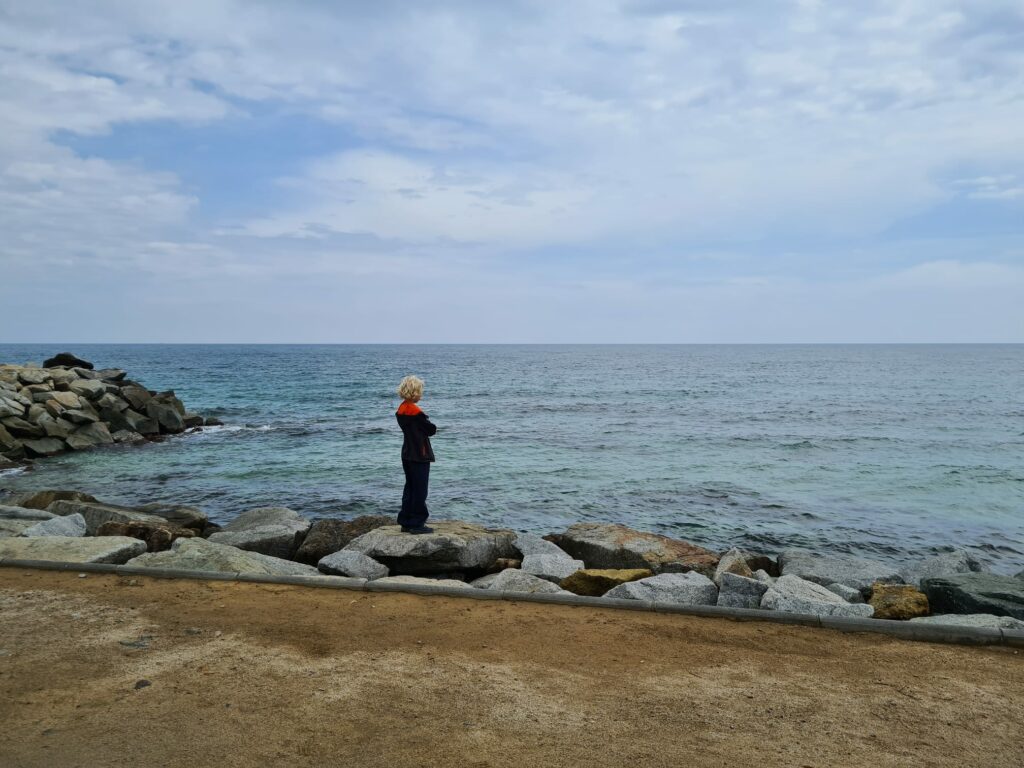 Merijn kijkt uit over de Middellandse Zee | EV8 Valencia - Girona, etappe 8