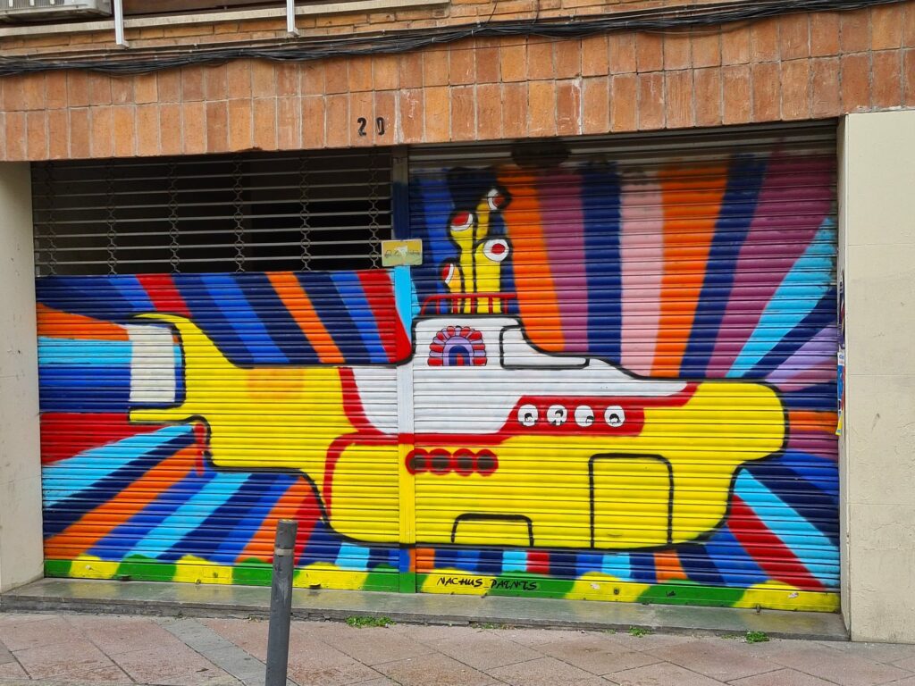 Muurschildering Yellow Submarine op het Plaça de John Lennon in Barcelona | EV8 Valenica - Girona, etappe 8
