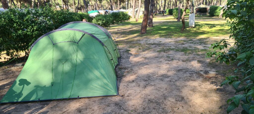 Groene 3 persoons tunneltent op Camping Dehesa Nueva in Spanje.